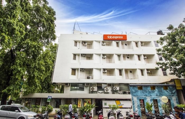 FabExpress Kalyan - Hotel in Sayajiganj, Vadodara - Feature Photo